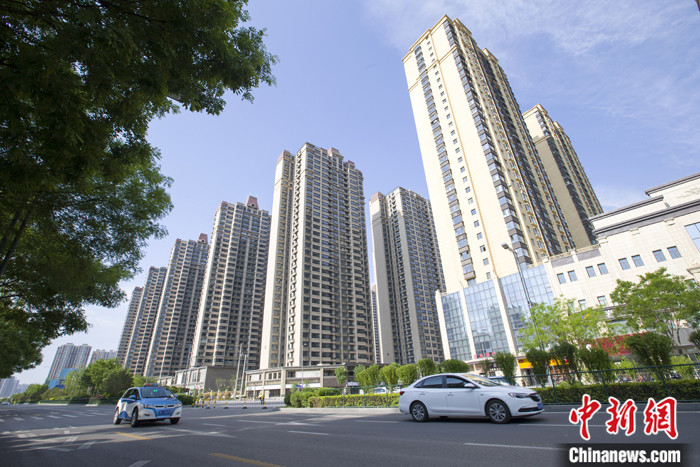 5月17日，山西太原，車輛從一樓盤前經過。 <a target='_blank' href='http://www.chinanews.com/'>中新社</a>記者 張云 攝 　