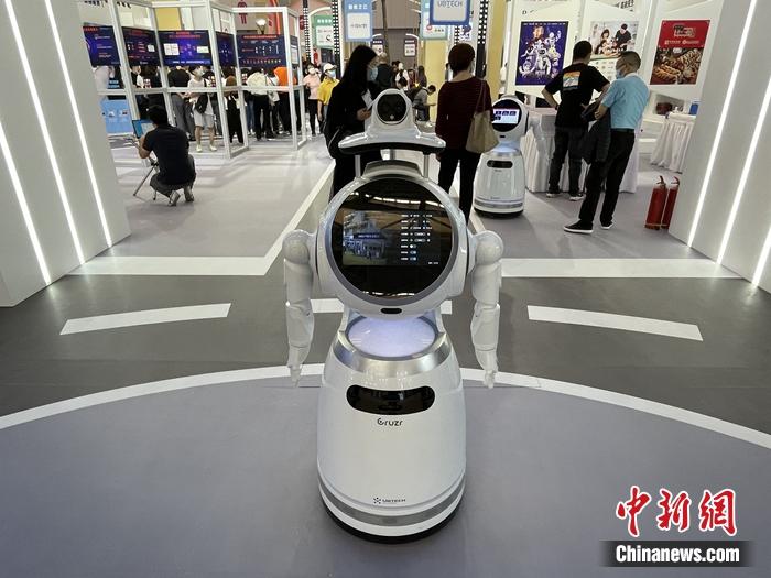 機(jī)器人增加測溫、提醒戴口罩等功能。<a target='_blank' href='http://www.chinanews.com/' >中新網(wǎng)</a>記者 吳濤 攝
