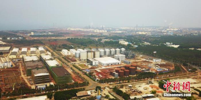 資料圖：航拍海南洋浦經濟發開區內各大項目正在加緊建設中。 林士杰 攝