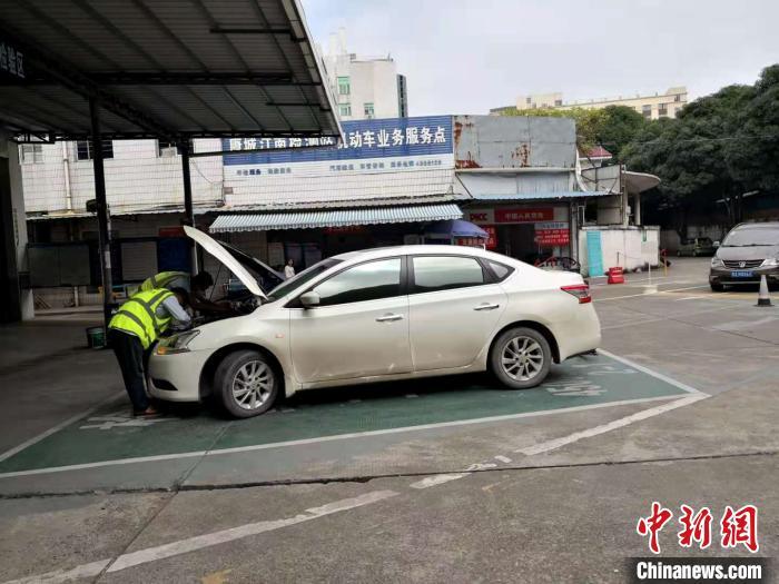 資料圖：工作人員對車輛進行檢驗。　陳秋霞 攝