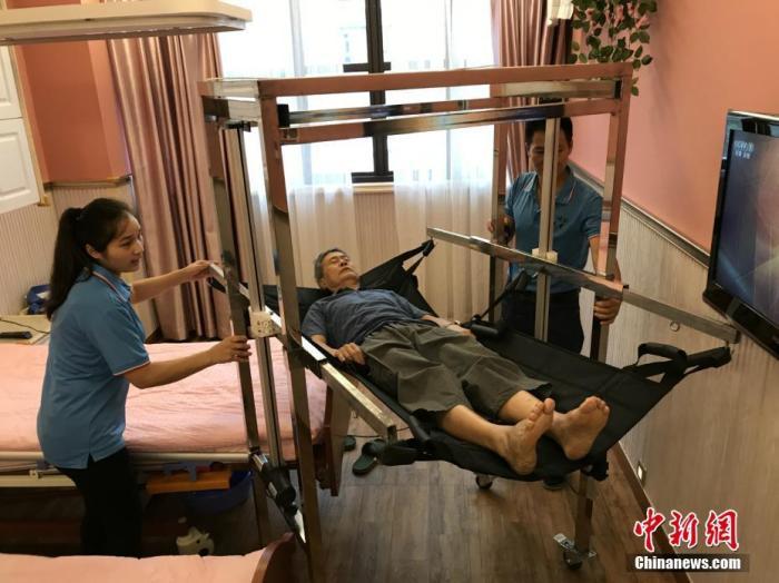 資料圖:重慶一養老服務所自主設計的一款專為失能老人服務的“移動機”正式投用。鐘欣 攝 點擊進入下一頁