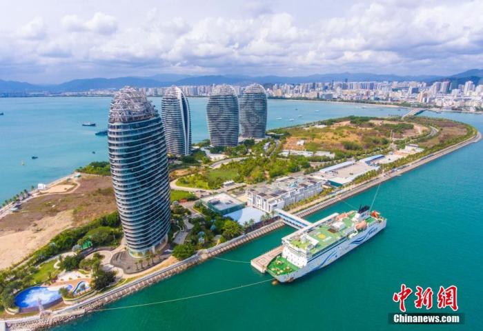 資料圖：三亞鳳凰島國際郵輪碼頭。(無人機照片) <a target='_blank' href='http://www.chinanews.com/'>中新社</a>記者 駱云飛 攝
