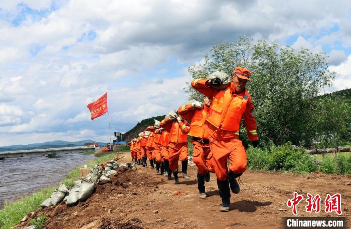 圖為森林消防指戰(zhàn)員進行救援。　賈凡 攝