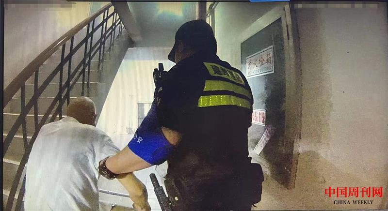 【1】民警攙扶老人離開.jpg 【1】民警攙扶老人離開.jpg