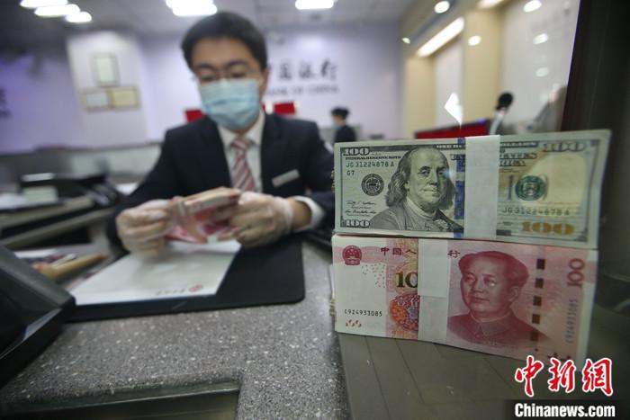 資料圖：銀行工作人員在清點貨幣。<a target='_blank' href='http://www.chinanews.com/'>中新社</a>記者 張云 攝