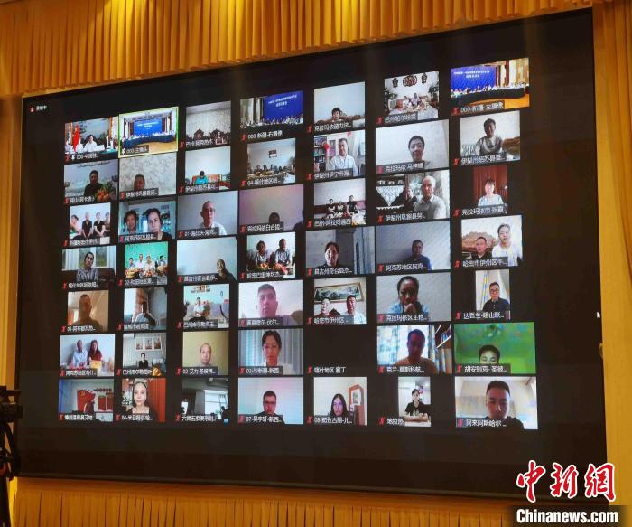 在俄羅斯的新疆籍僑胞、留學生代表等通過視頻連線與在中國新疆的僑眷“云相聚”。　胡嘉琛 攝