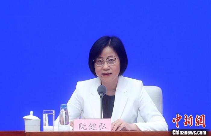 7月13日，中國國務(wù)院新聞辦公室在北京舉行新聞發(fā)布會，介紹2021年上半年金融統(tǒng)計數(shù)據(jù)情況。中國人民銀行新聞發(fā)言人、調(diào)查統(tǒng)計司司長阮健弘出席。 <a target='_blank' href='http://www.chinanews.com/'>中新社</a>記者 張宇 攝