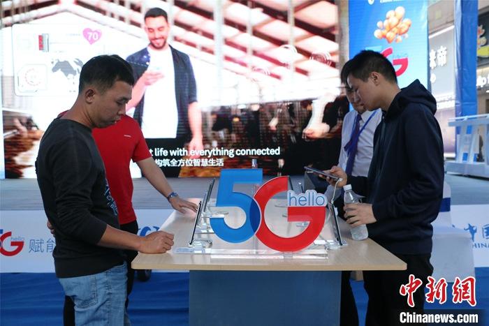 資料圖：民眾選購5G手機。<a target='_blank' href='http://www.chinanews.com/'>中新社</a>記者 林馨 攝