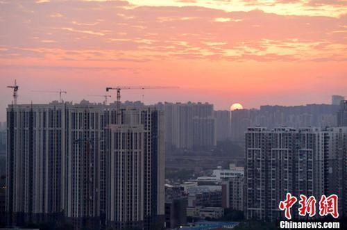 資料圖：成都城區(qū)一角，太陽正從東方升起。<a target='_blank' href='http://www.chinanews.com/'>中新社</a>記者 劉忠俊 攝