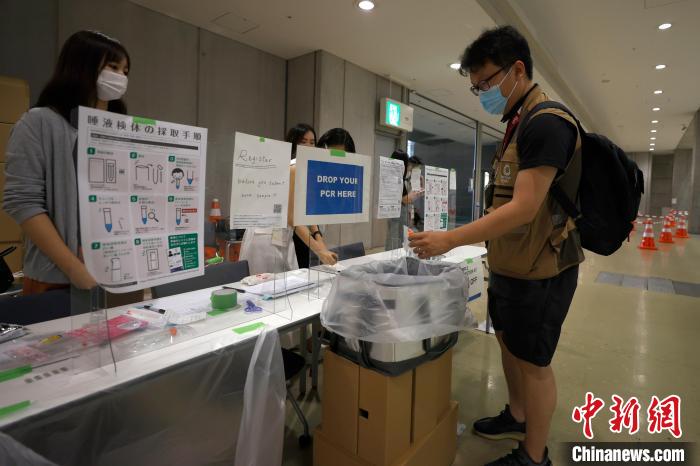 東京疫情形勢嚴峻，每個參會人員抵達東京后均要接受密集的核酸檢測。圖為設在新聞中心的核酸檢測站點。　富田 攝