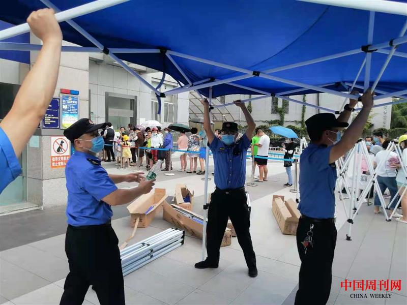 中隊在核酸檢測點設置遮陽棚，給檢測人員提供方便。 (3).jpg