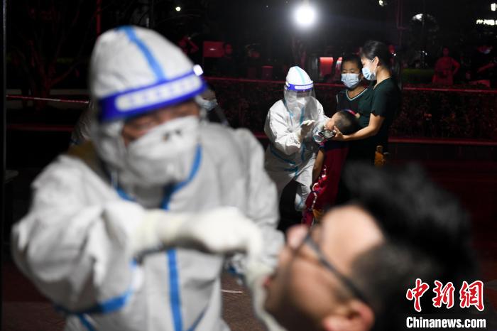 張家界民眾正在進行核酸檢測。　楊華峰 攝