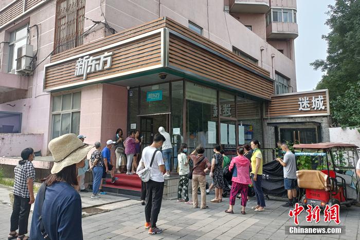 正在等待孩子下課的家長們。<a target='_blank' href='http://www.chinanews.com/' >中新網</a> 左雨晴 攝