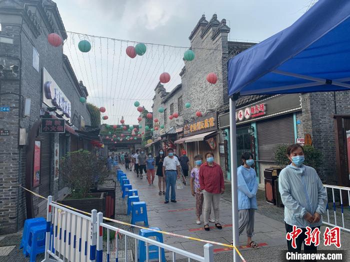 市民有序排對，保持一米以上距離?！〈藜衙?攝