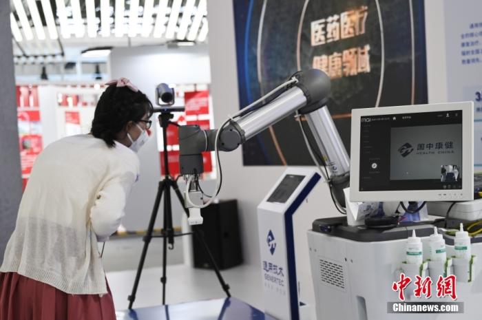 一款5G遠程超聲診療設備吸引參觀者。<a target='_blank' href='http://www.chinanews.com/'>中新社</a>記者 張興龍 攝
