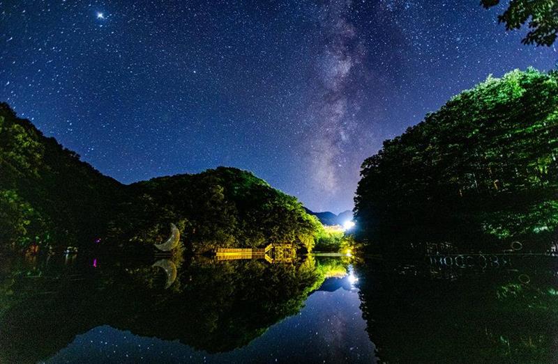 如夢似幻！洛陽白云山星空絕美 銀河橫跨天際