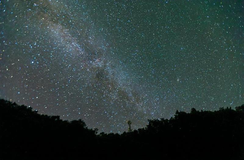 如夢似幻！洛陽白云山星空絕美 銀河橫跨天際