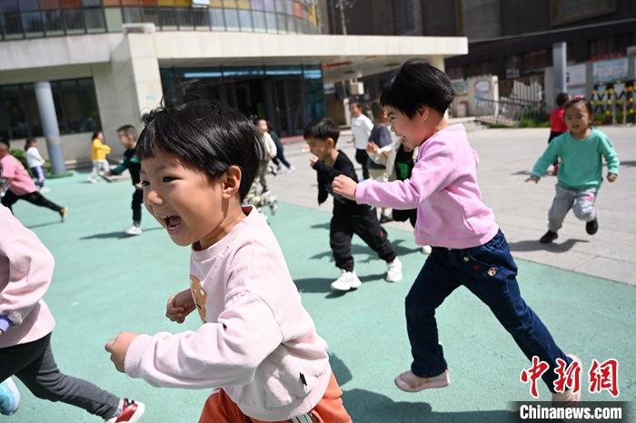 資料圖:呼和浩特市一幼兒園內,小朋友戶外活動。 <a target='_blank' href='http://www.chinanews.com/'>中新社</a>記者 劉文華 攝 點擊進入下一頁