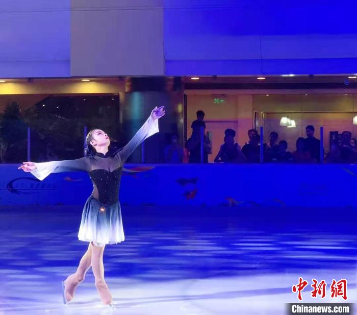 圖為李思嫻在北京國(guó)貿(mào)商城滑冰場(chǎng)進(jìn)行花樣滑冰表演。 受訪者供圖 圖為李思嫻在北京國(guó)貿(mào)商城滑冰場(chǎng)進(jìn)行花樣滑冰表演。 受訪者供圖
