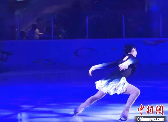 圖為李思嫻在北京國(guó)貿(mào)商城滑冰場(chǎng)進(jìn)行花樣滑冰表演。 受訪者供圖 圖為李思嫻在北京國(guó)貿(mào)商城滑冰場(chǎng)進(jìn)行花樣滑冰表演。 受訪者供圖