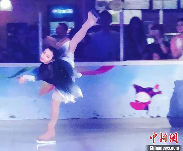 圖為李思嫻在北京國(guó)貿(mào)商城滑冰場(chǎng)進(jìn)行花樣滑冰表演。 受訪者供圖 圖為李思嫻在北京國(guó)貿(mào)商城滑冰場(chǎng)進(jìn)行花樣滑冰表演。 受訪者供圖