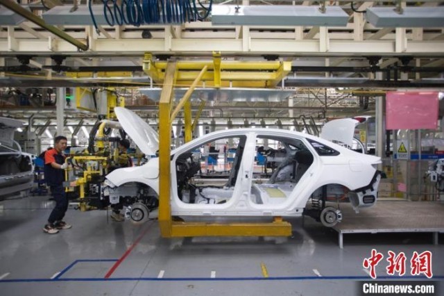 資料圖：汽車工廠生產線。　張云 攝