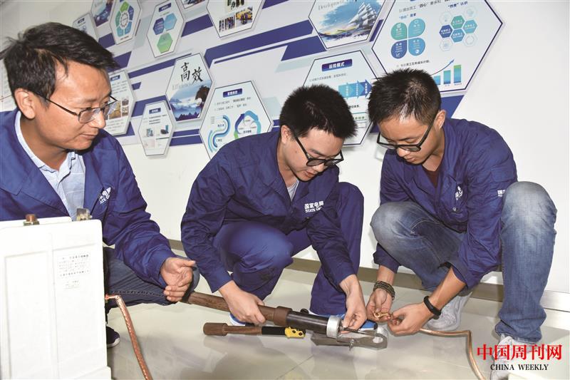 國網成都公司電纜中心青創團隊進行電網動脈手術刀研發.JPG