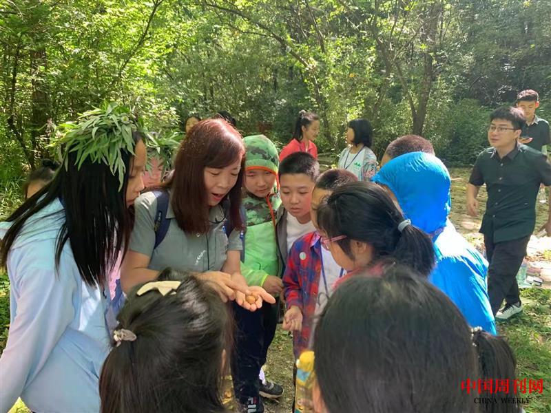 曹梅梅帶著孩子們一起走進大自然，開展保護野生動植物的主題授課。（郭朋勃 拍攝）.jpg