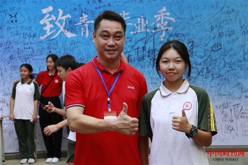 “畢業禮”，劉國全與學生合影.JPG