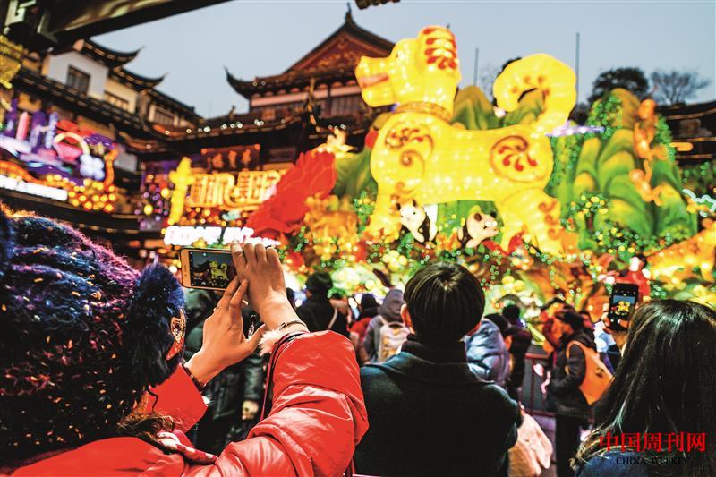 攝圖網_500820593_上海城隍廟春節廟會里拍照的人（企業商用）.jpg