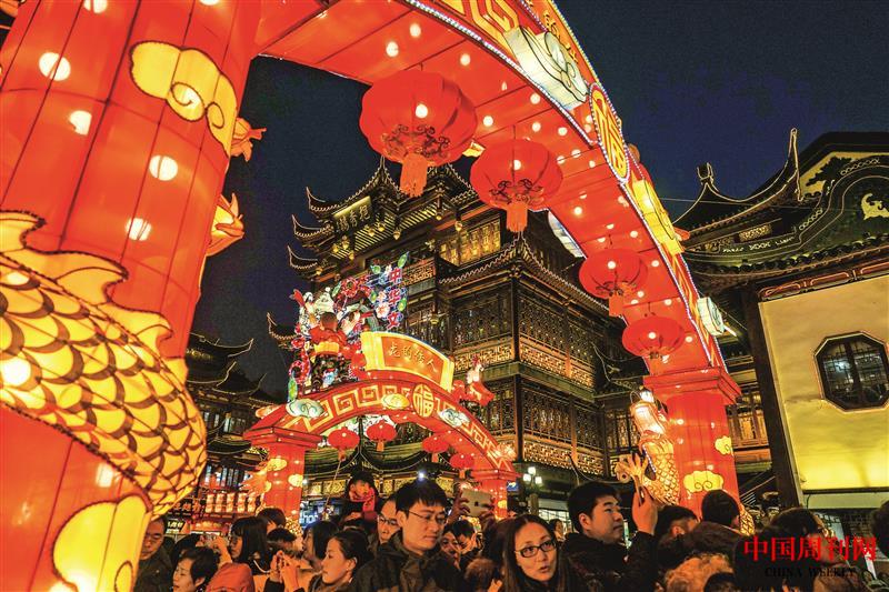 攝圖網_500820604_春節的上海城隍廟廟會張燈結彩（企業商用） (2).jpg