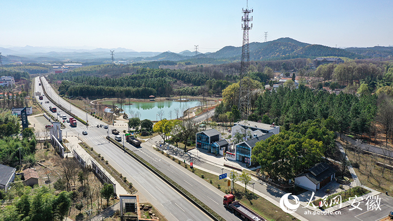 俯瞰位于皖南川藏線入口附近的鼓樓鋪子公路驛站。