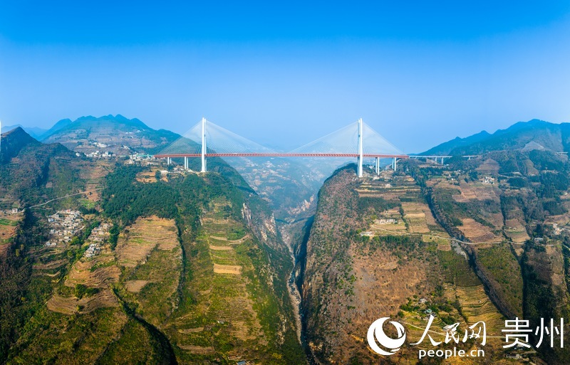 在高山峽谷中架起的杭瑞高速北盤江大橋。&nbsp;&nbsp;&nbsp;&nbsp;人民網(wǎng)記者&nbsp;涂敏攝