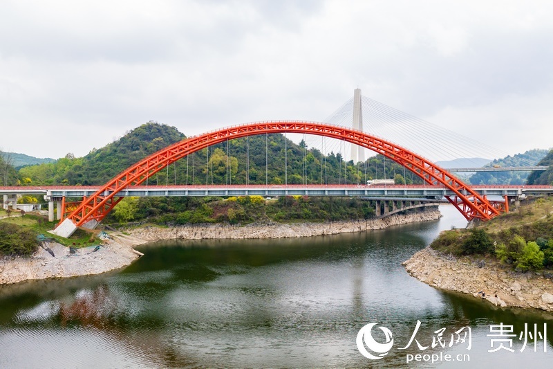 長270米，主跨180米的花魚洞大橋。人民網(wǎng)記者 涂敏攝