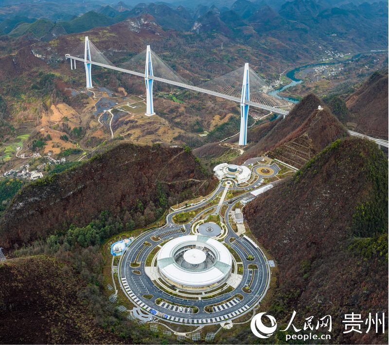 平塘特大橋“天空之橋”服務(wù)區(qū)。人民網(wǎng)記者&nbsp;涂敏攝