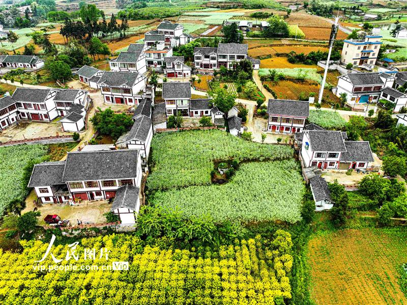 2023年4月23日，雨后航拍貴州省黔西市林泉鎮美麗鄉村示范點，青山、湖泊和干凈整潔的村莊構成一幅綠色畫卷。