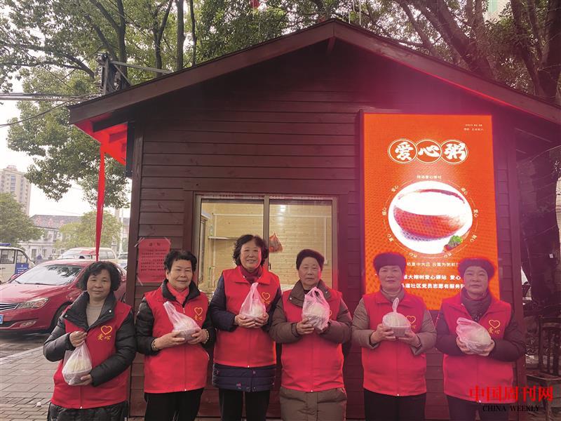 環(huán)衛(wèi)工人領(lǐng)取愛心早餐.jpg