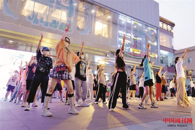 熱鬧時尚的百聯(lián)商圈.jpg
