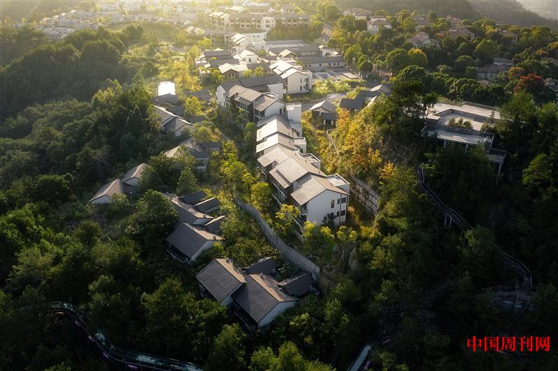 攝圖網(wǎng)_507693897_航拍杭州天嶼山景區(qū)的中國風建筑群（企業(yè)商用）.jpg