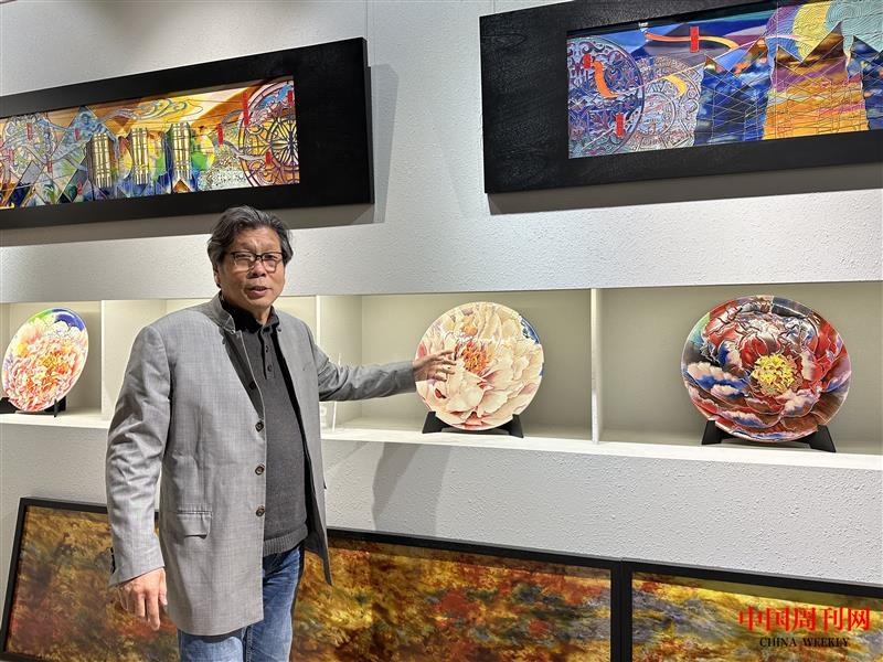 全國(guó)人大代表郭愛(ài)和在展廳介紹洛陽(yáng)三彩創(chuàng)新工藝設(shè)計(jì)。（梅淑娥 攝）.jpg